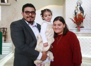 Con sus papitos la dulce Elena