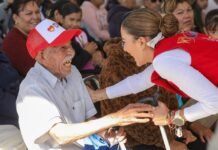 Entrega Marisol Rosso apoyos invernales y alimentarios en el ejido 6 de Enero de Lerdo