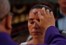 La ceniza en la frente representa la sumisión a Dios